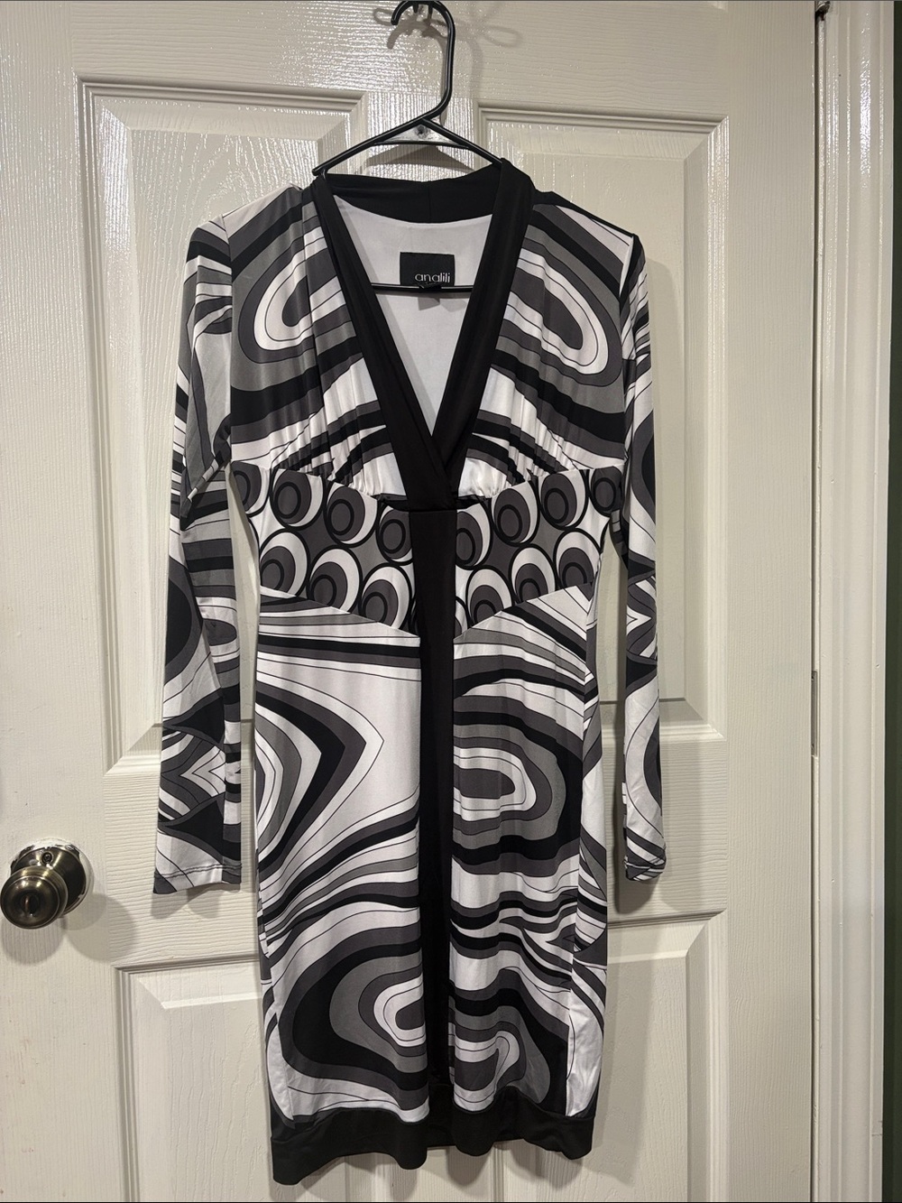 Analili Black & White Long-Sleeve Printed V-Neck Dress
